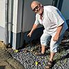 Hubert Scheu streitet mit dem Anbieter Stiegeler. Das Bild zeigt ihn vor seinem Haus in Epfenhofen beim inzwischen reparierten ...