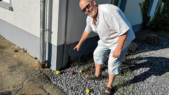 Hubert Scheu streitet mit dem Anbieter Stiegeler. Das Bild zeigt ihn vor seinem Haus in Epfenhofen beim inzwischen reparierten ...