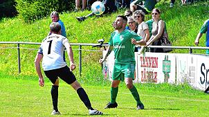 Allrounder: Fabian Dieterle (rechts, gegen Manuel Berger vom SV Buch) kann beim SV Waldhaus alles spielen – und macht das auch: „Nur im ...