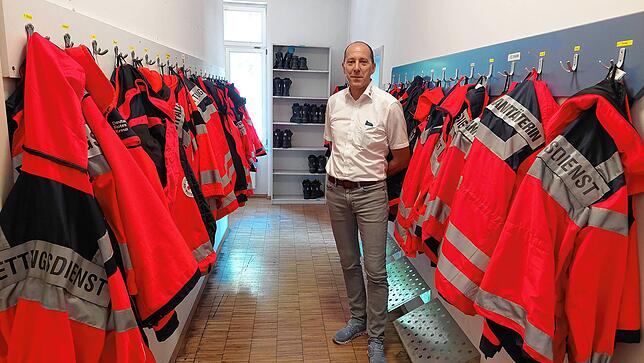 Ralf Kraus, Leiter Rettungsdienst Kreis Konstanz, gewährt einen Blick in die Garderobe der DRK-Rettungswache an der Mainaustraße 29.