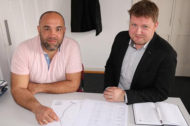 Bauleiter und Bautechniker Gürel Celiktas (links) und Tiefbau-Amtsleiter Dirk Monien erläutern die diesjährigen Straßenbauprojekte der ...