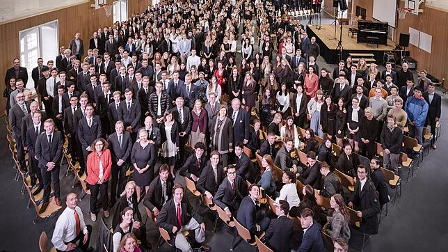 Die Schüler und Lehrer bei der Versammlung zu Beginn des neuen Schuljahrs 2019/20.