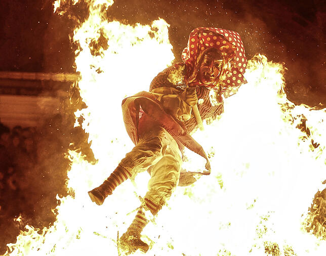 Im Hexenhäs mitten durch die Flammen gesprungen. Was die Hexen am Freitagabend bieten ist spektakulär.