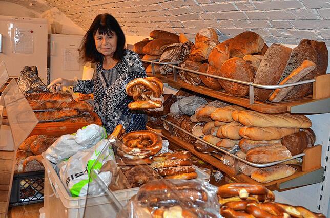 Ingrid Hahn gibt das Brot aus. Sie freut sich, dass das Backwerk noch gegessen wird.