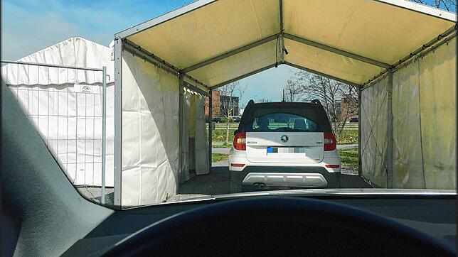 Mit dem Auto &ndash; oder auch mit dem Rad oder zu Fuß &ndash; geht es direkt ins Drive-in-Testzentrum auf dem Parkplatz P7.