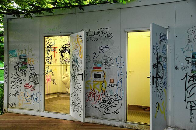 Neben den beschmierten Toilettenhäuschen wird Marihuana verkauft.