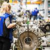 Eine Mitarbeiterin von Rolls-Royce Power Systems arbeitet an einem MTU-Motor. Das Unternehmen aus Friedrichshafen ist Exklusiv-Lieferant ...