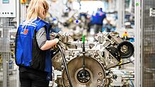 Eine Mitarbeiterin von Rolls-Royce Power Systems arbeitet an einem MTU-Motor. Das Unternehmen aus Friedrichshafen ist Exklusiv-Lieferant ...