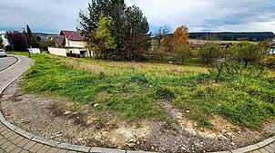 Hier auf der grünen Wiese im Überauchener Wohngebiet „Im Belli 72“ soll noch in diesem Jahr mit dem Bau einer Flüchtlingsunterkunft ...