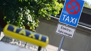 Einige Taxifahrer würden gerne auf E-Antrieb umstellen - wenn es mehr Ladesäulen an den Taxiständen gäbe.