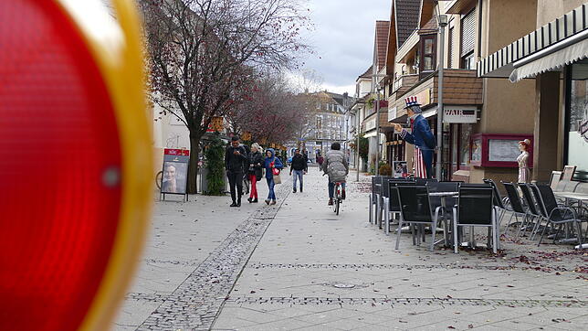 In drei Bauabschnitten wird im kommenden Jahr Nahwärme und Glasfaser durch die Fußgängerzone in der Karl-Fürstenberg-Straße verlegt. In ...