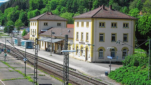 Seit der Veräußerung im September 2014 ist das den Bahnhof Immendingen prägende Empfangsgebäude ungenutzt. Auch der Warteraum, den zuvor ...