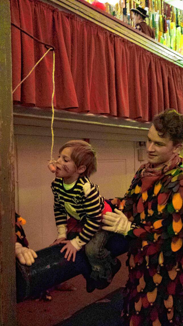 Der 9-Jährige Louis an seiner ersten Fasnacht in der Scheffelhalle beim Wurstschnappen. Bild: A. Michalski