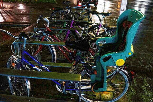 Fahrräder sind an einem Fahrradständer beim Bad Säckinger Bahnhof angeschlossen.