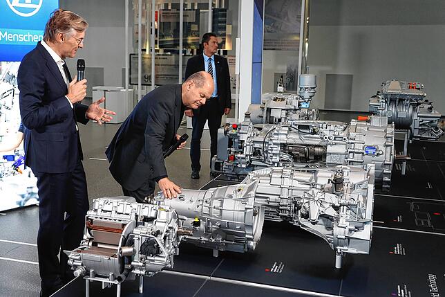 Wolf-Henning Scheider, Vorstandsvorsitzender von ZF, führt den Kanzler durch den Stand der Elektromobilität.