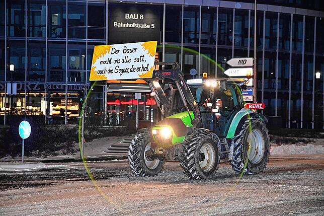 Mit Plakaten an ihren Fahrzeugen machen die Landwirte am Morgen wie hier in St. Georgen auf ihre Situation aufmerksam.