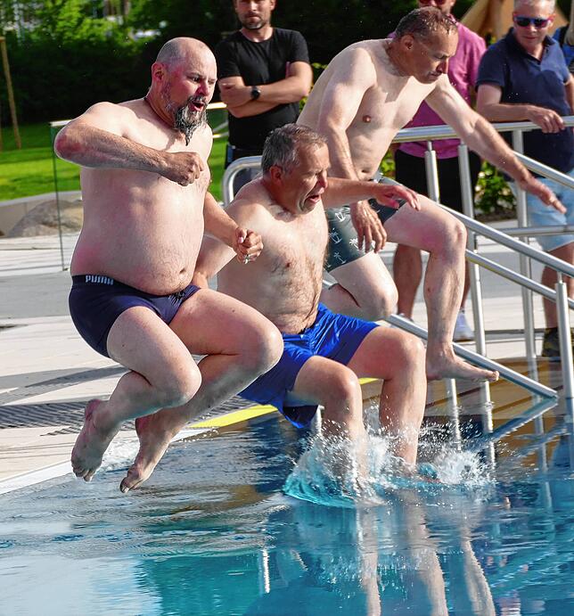 Das Badewasser im Parkschwimmbad ist top: Jens Reinbolz (von links), Michael Blaurock und Marcus Milbradt testen es als erste aus.