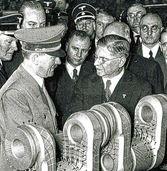 Karl Maybach (Mitte) 1938 auf der Berliner Automobil-Ausstellung im Gespräch mit Adolf Hitler (links): Friedrichshafen war da schon ein ...