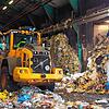 Im Rheinfelder Werk von Vogt Plastic werden Gelbe Säcke verwertet, in Halle 9 kommen sie per Lastwagen an und werden mit dem Radlader ...