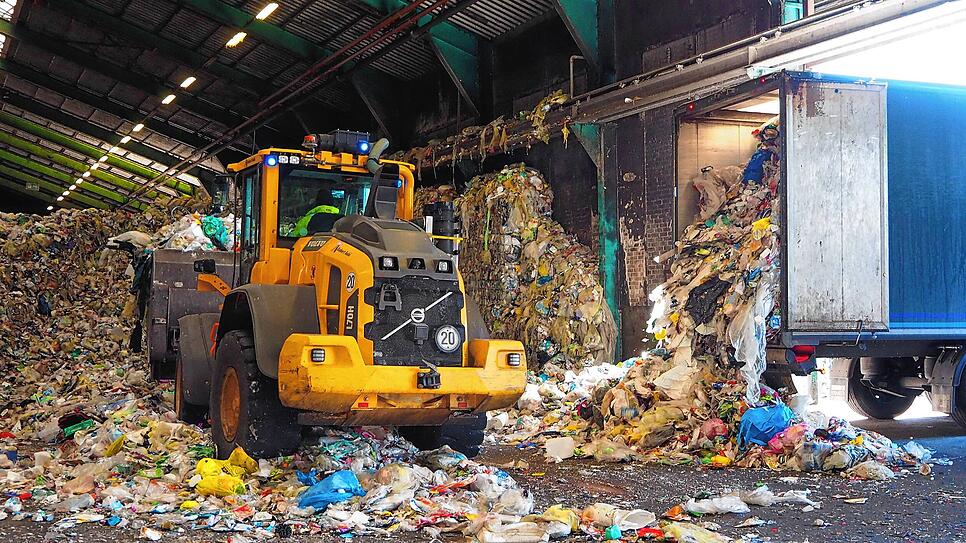 Im Rheinfelder Werk von Vogt Plastic werden Gelbe Säcke verwertet, in Halle 9 kommen sie per Lastwagen an und werden mit dem Radlader ...