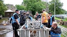 Im doppelten Sinne für die Sicherheit im Einsatz sind die Männer der Firma SSK: Hier bauen sie die Träger der Hauptbühne auf der ...