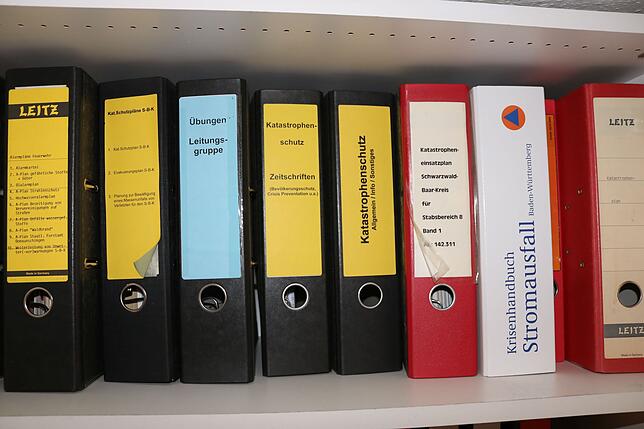 Etliche Ordner widmen sich in Andreas Derecks Büro dem Katastrophenschutz und verschiedensten Formen der Alarmierung.
