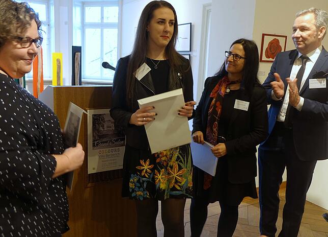 Publikumswahl: Claudia Kaak (Mitte) erhielt den ersten Preis beim Grand Salon, überreicht von Kulturreferentin Christine Stanzel (links) ...