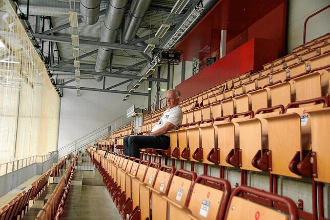 Otto Eblen sitzt auf der Tribüne der Schänzle-Halle. Nach derzeitigem Stand werden die ersten Heimspiele der neuen Saison wohl als ...
