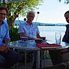 SÜDKURIER-Chefredakteur Stefan Lutz, Politikchef Dieter Löffler und FDP-Bundestagsabgeordneter Benjamin Strasser im Seegarten in Allensbach.