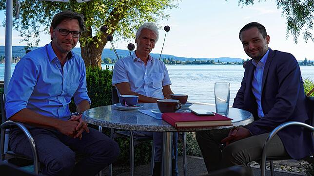 SÜDKURIER-Chefredakteur Stefan Lutz, Politikchef Dieter Löffler und FDP-Bundestagsabgeordneter Benjamin Strasser im Seegarten in Allensbach.