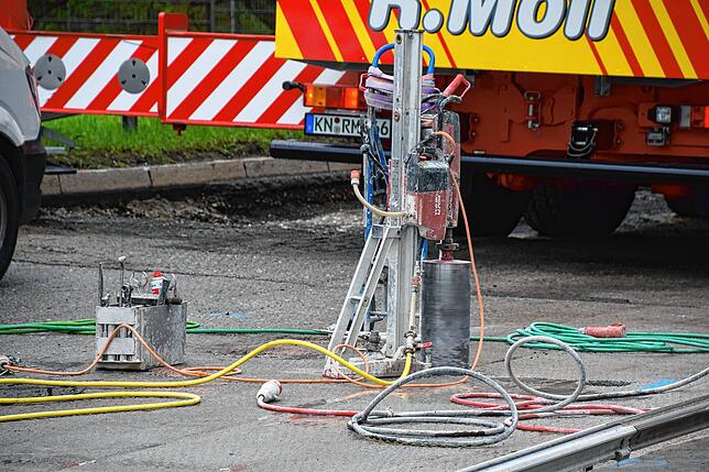 Außerdem machte eine Firma Bohrungen auf der Brücke.