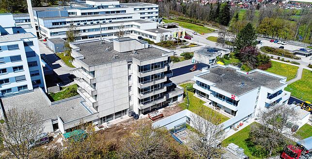 Das Donaueschinger Klinikum ist ein Komplex: Vorne die sanierten Schwesternwohnheime an der Sonnhalde.