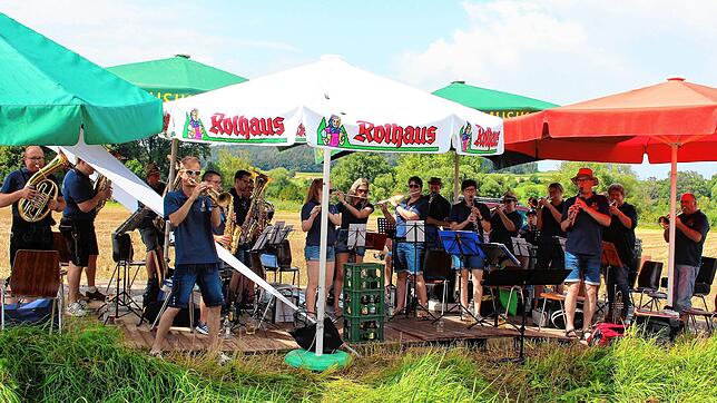 Nach 18-monatiger Corona-Zwangspause konnte der Musikverein Bohlingen am Feldtag erstmals auftreten und begeisterte die vielen Besucher.