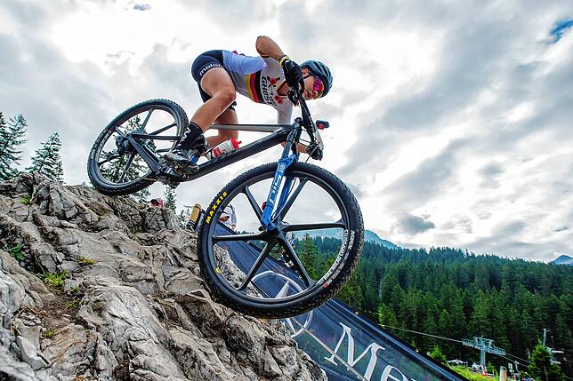 Verkehrte Welt: Zwar ging es beim Weltcup in Lenzerheide für Finja Lipp in dieser Passage enorm bergab, doch mit dem bisherigen Verlauf ...