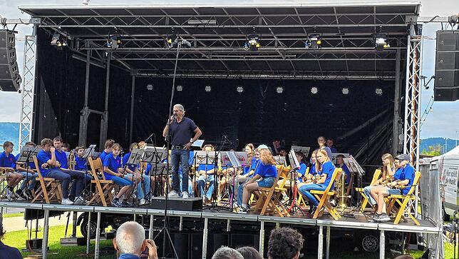 Musikschuldirektor Ralf Ochs während seiner Begrüßung zum ersten Musikschultag im Uferpark.