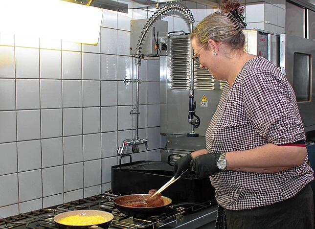 Hat Spaß an der Arbeit: Natalie Kraus-Litzki, Betreiberin des Bermatinger Landgasthauses Zollerstuben, bereitet gerade Holzfällersteaks ...