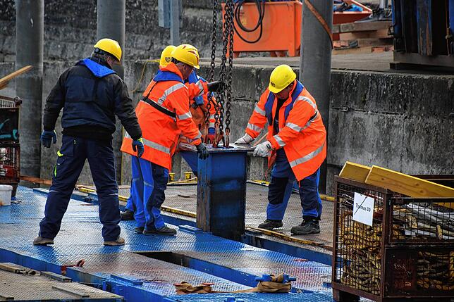 Bild 10: Bilder vom Zusammenbau einer Bohrplattform im Bodmaner Hafen