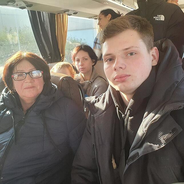Evgeniy mit Großmutter, Mutter und seinem kleinen Bruder bei der Ankunft in Radolfzell Mitte März.