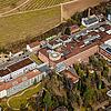 Das Klinikum Singen, hier eine Luftbildaufnahme aus dem Archiv, ist nach dem Strukturgutachten zum Gesundheitsverbund am alten Standort ...