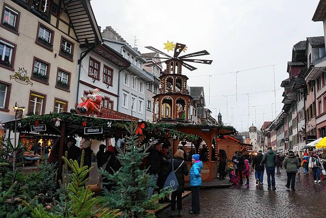 Bereits am Eröffnungstag zählte der Weihnachtsmarkt viele Besucher, auch wenn das Wetter zu wünschen übrig ließ.