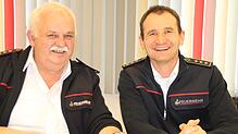Kreisbrandmeister Michael Reitter (rechts) und der Vorsitzende des Kreisfeuerwehrverbands Sigmaringen, Friedrich Sauter (links), der ...