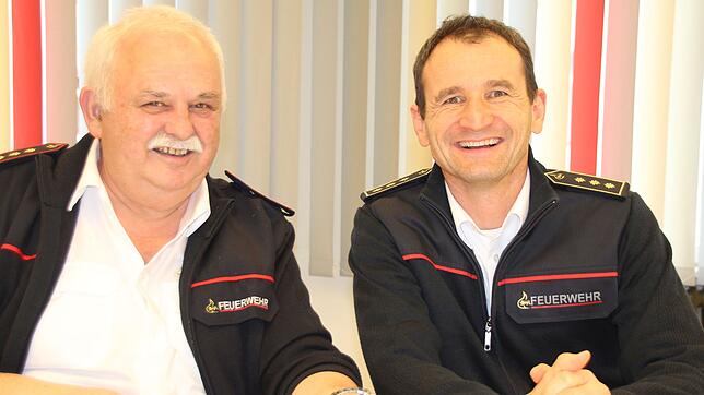 Kreisbrandmeister Michael Reitter (rechts) und der Vorsitzende des Kreisfeuerwehrverbands Sigmaringen, Friedrich Sauter (links), der ...