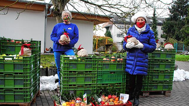 Susanne Gau vom Obsthof Romer (links) und Luise Mitsch vom Altenhilfeverein Konstanz wollen mit Äpfeln und Nüssen Senioren, die in ...