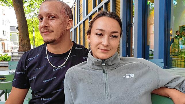 Der Konstanzer Robin Schellinger mit seiner Schweizer Freundin Seraina Oliva &ndash; die Narben im Gesicht des 21-Jährigen sind auch ...