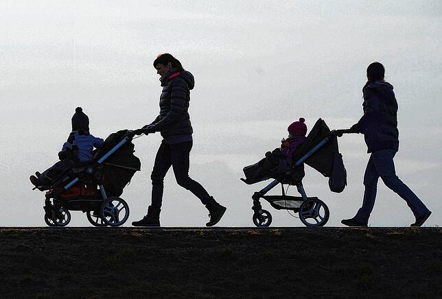 Zwei Mütter schieben ihre Kinderwagen eine Landstraße entlang (Symbolbild). Bei solchen Alltagsszenen drohen jetzt im ...