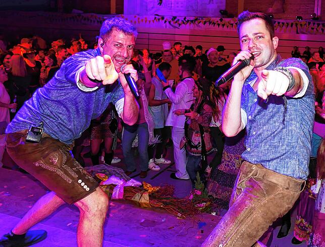 Mit fetziger Party- und Gute-Laune-Musik brachten die „Bayer-Rocker“ die Halle zum kochen.