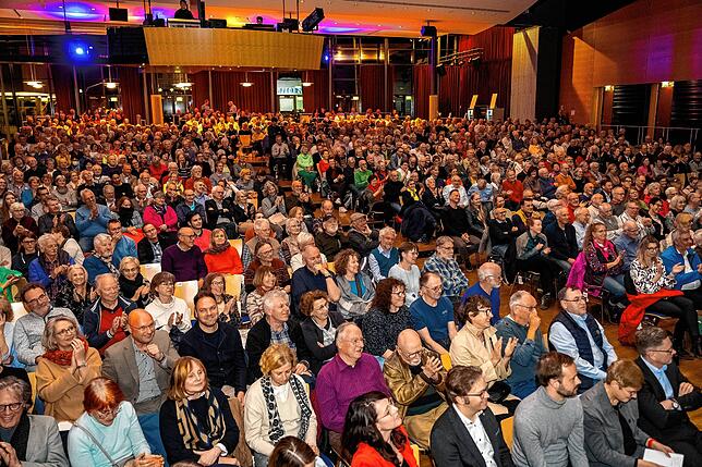 Mit 900 Gästen ist die Neue Tonhalle am Montag voll besetzt. Auf der Bühne: Gregor Gysi.