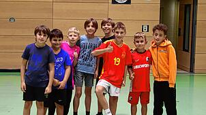 Viel Spaß haben die 36 Teilnehmer des Kinderferienprogramms „Xund ins Leben“ in der Sporthalle Tiengen. In jeder kleinen Pause spielen ...