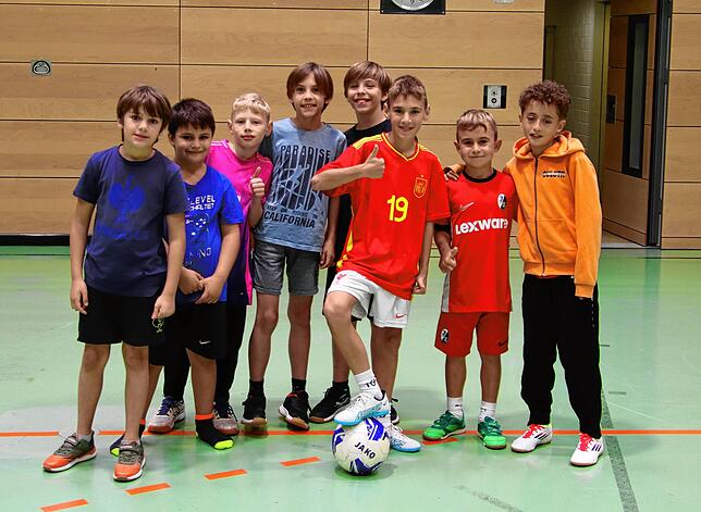 Viel Spaß haben die 36 Teilnehmer des Kinderferienprogramms „Xund ins Leben“ in der Sporthalle Tiengen. In jeder kleinen Pause spielen ...