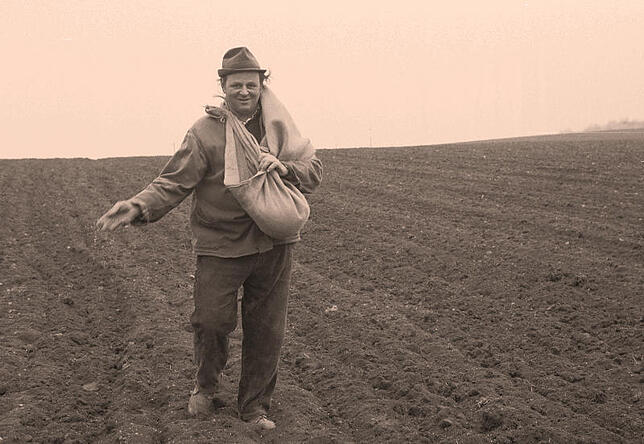 Noch von Hand und ohne Traktor: Der Donaueschinger Landwirt Ernst Rothweiler sät ein. Bilder(3) Franz Krickl